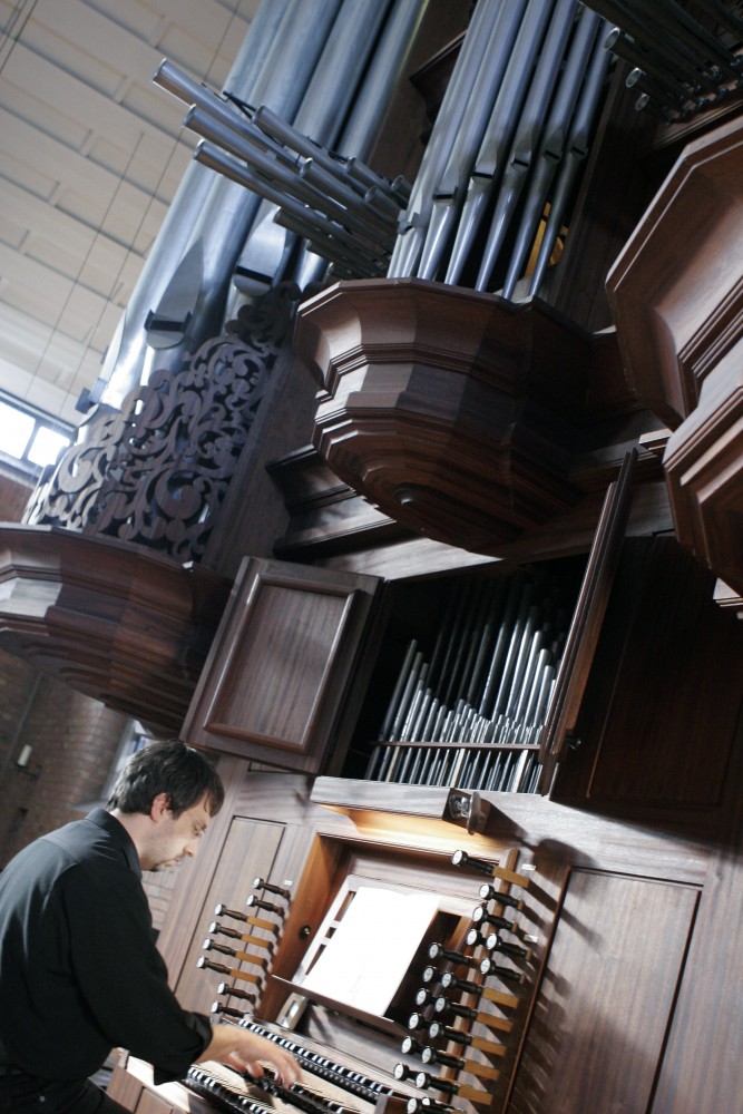 Portrait an der Becker-Orgel