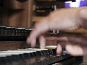 Portrait an der Becker-Orgel